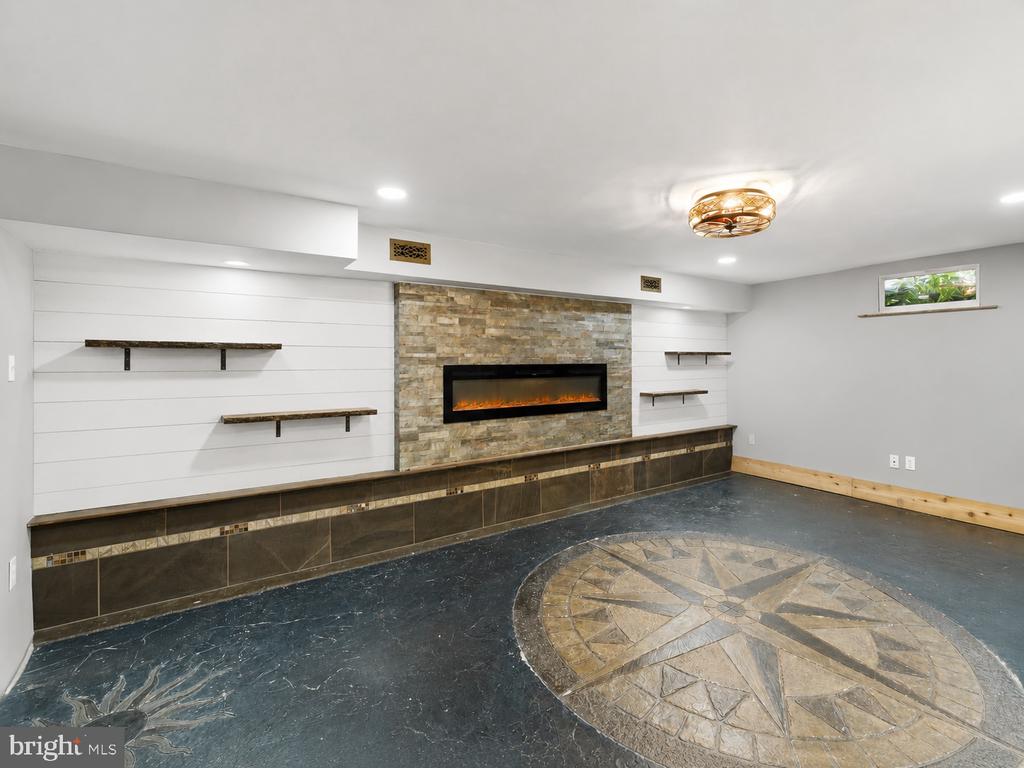 2911 VILLAGE SQUARE DRIVE
