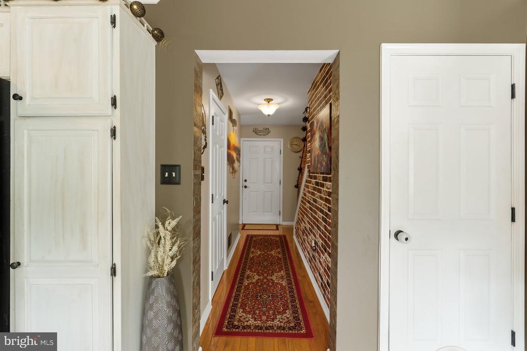 2911 VILLAGE SQUARE DRIVE