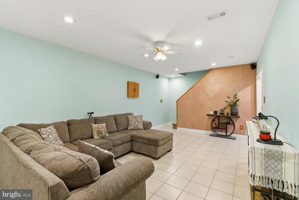 2911 VILLAGE SQUARE DRIVE