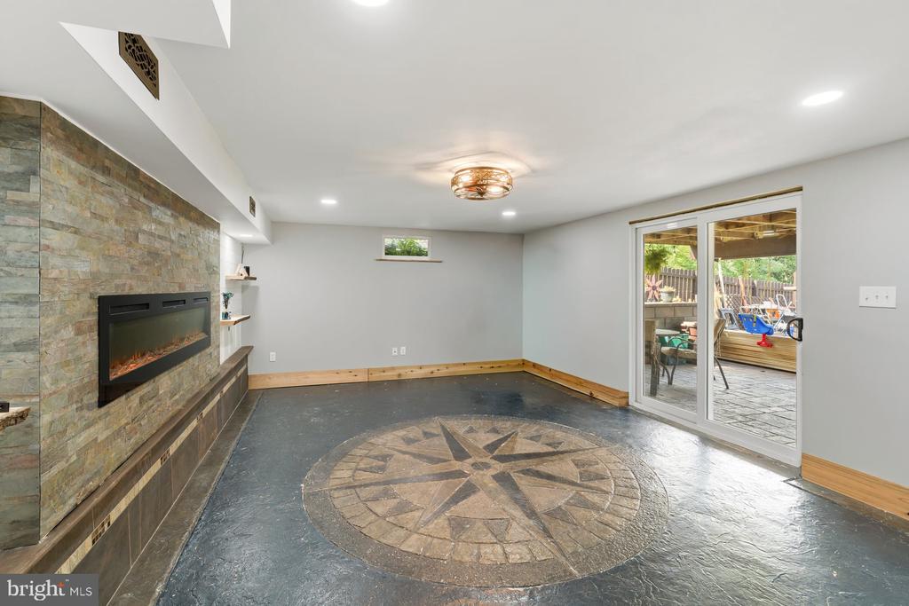 2911 VILLAGE SQUARE DRIVE