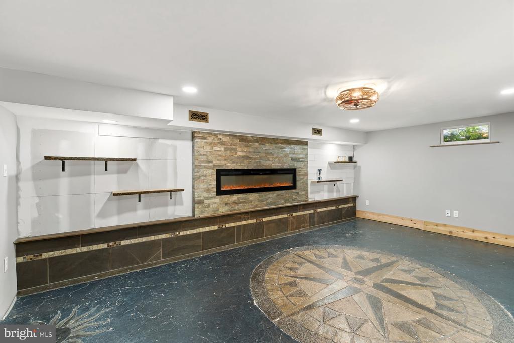 2911 VILLAGE SQUARE DRIVE