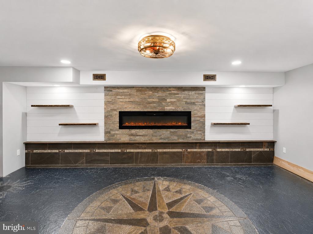 2911 VILLAGE SQUARE DRIVE