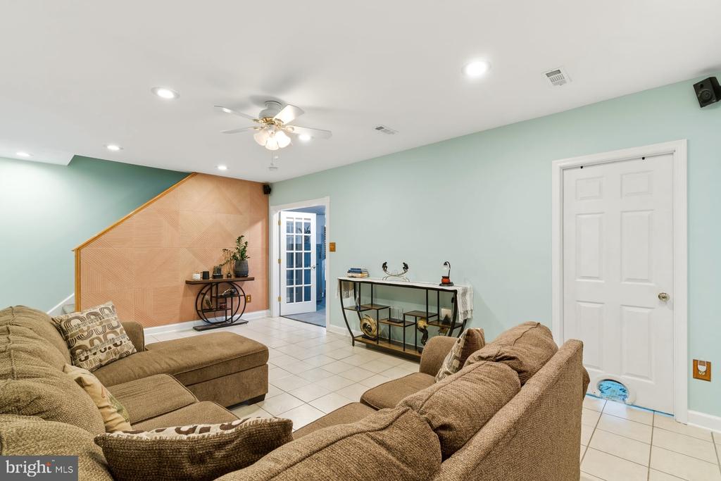2911 VILLAGE SQUARE DRIVE