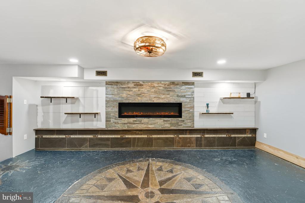 2911 VILLAGE SQUARE DRIVE