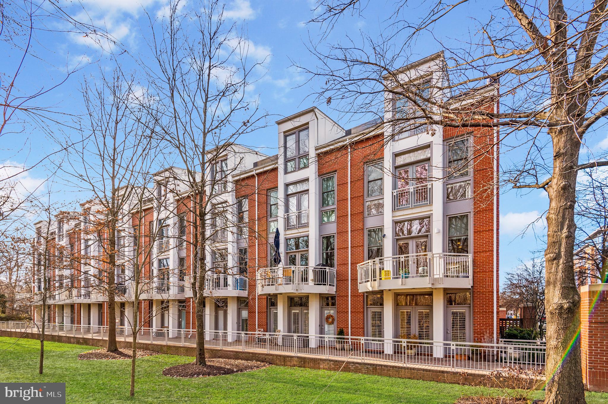 2002 N Westmoreland St