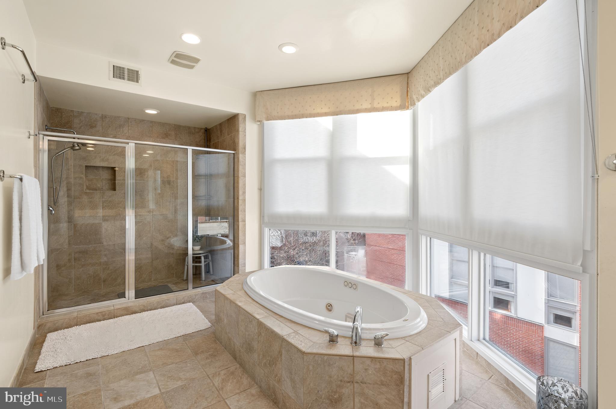 2002 N Westmoreland St