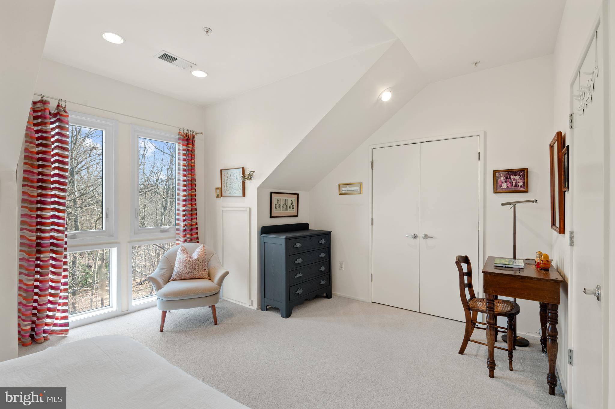 2002 N Westmoreland St