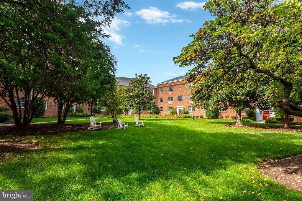 1706 W ABINGDON DRIVE Unit: 201