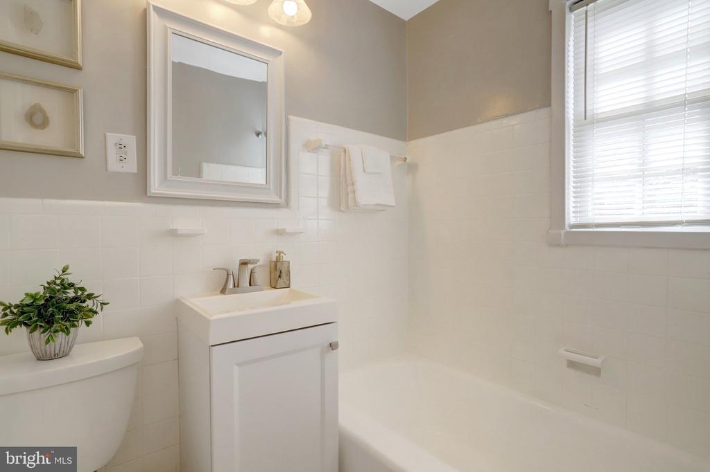 1706 W ABINGDON DRIVE Unit: 201