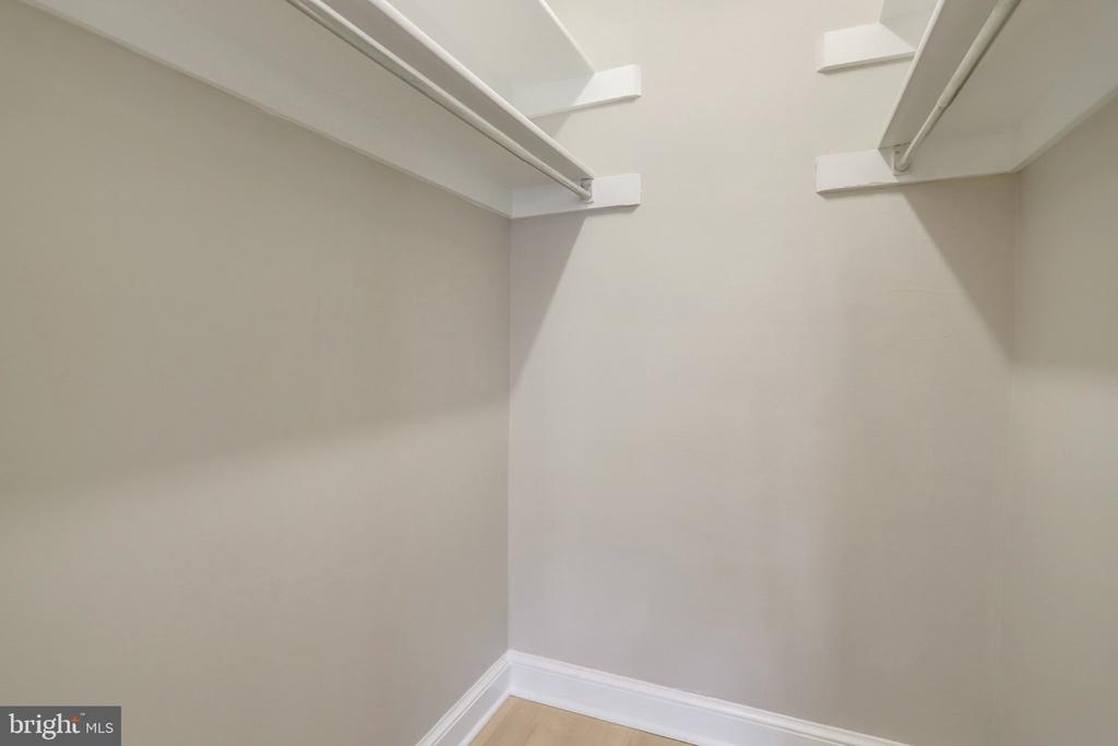 1706 W ABINGDON DRIVE Unit: 201