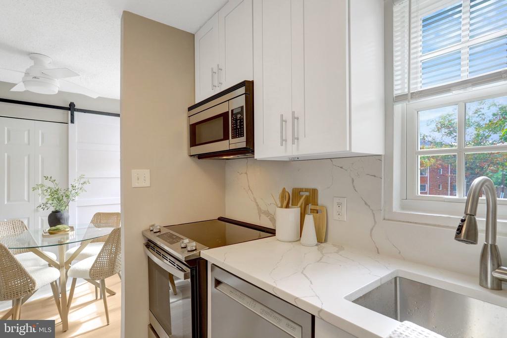 1706 W ABINGDON DRIVE Unit: 201