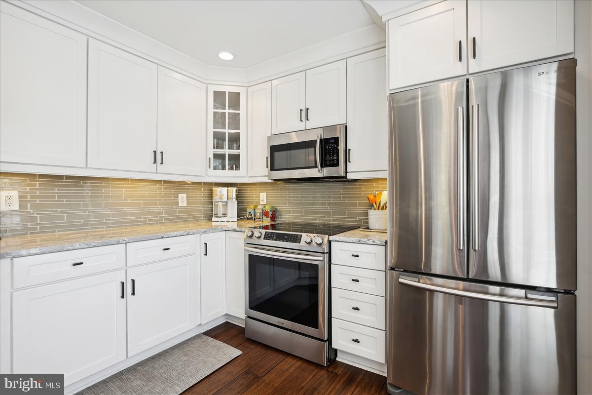 2826 Emma Lee St #302