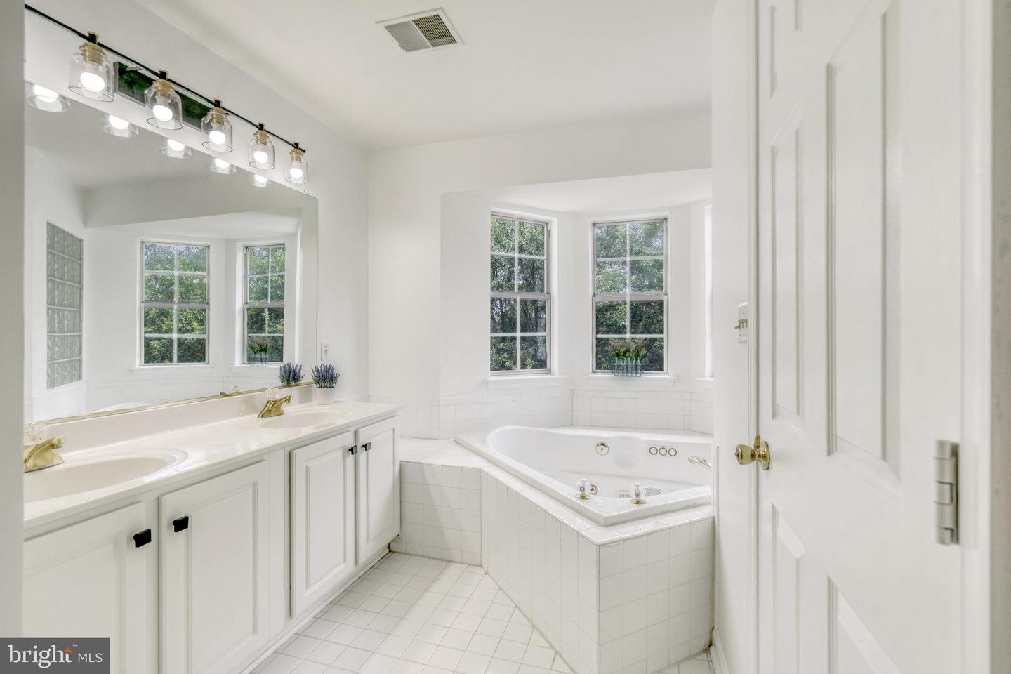 21611 Kings Crossing Ter