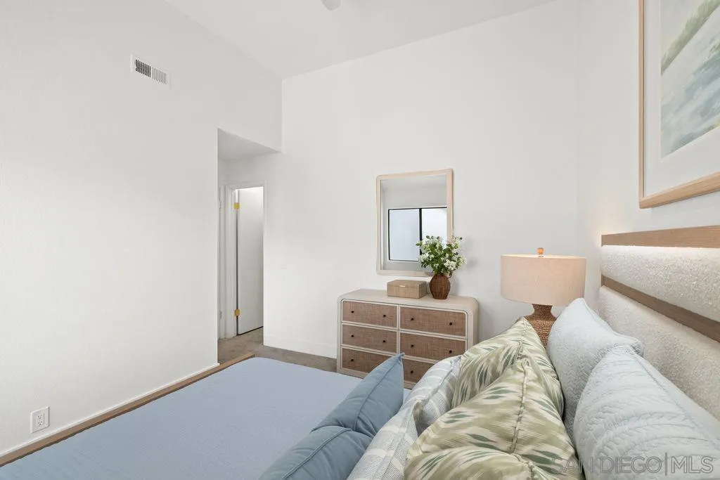 542 Via De La Valle Unit J