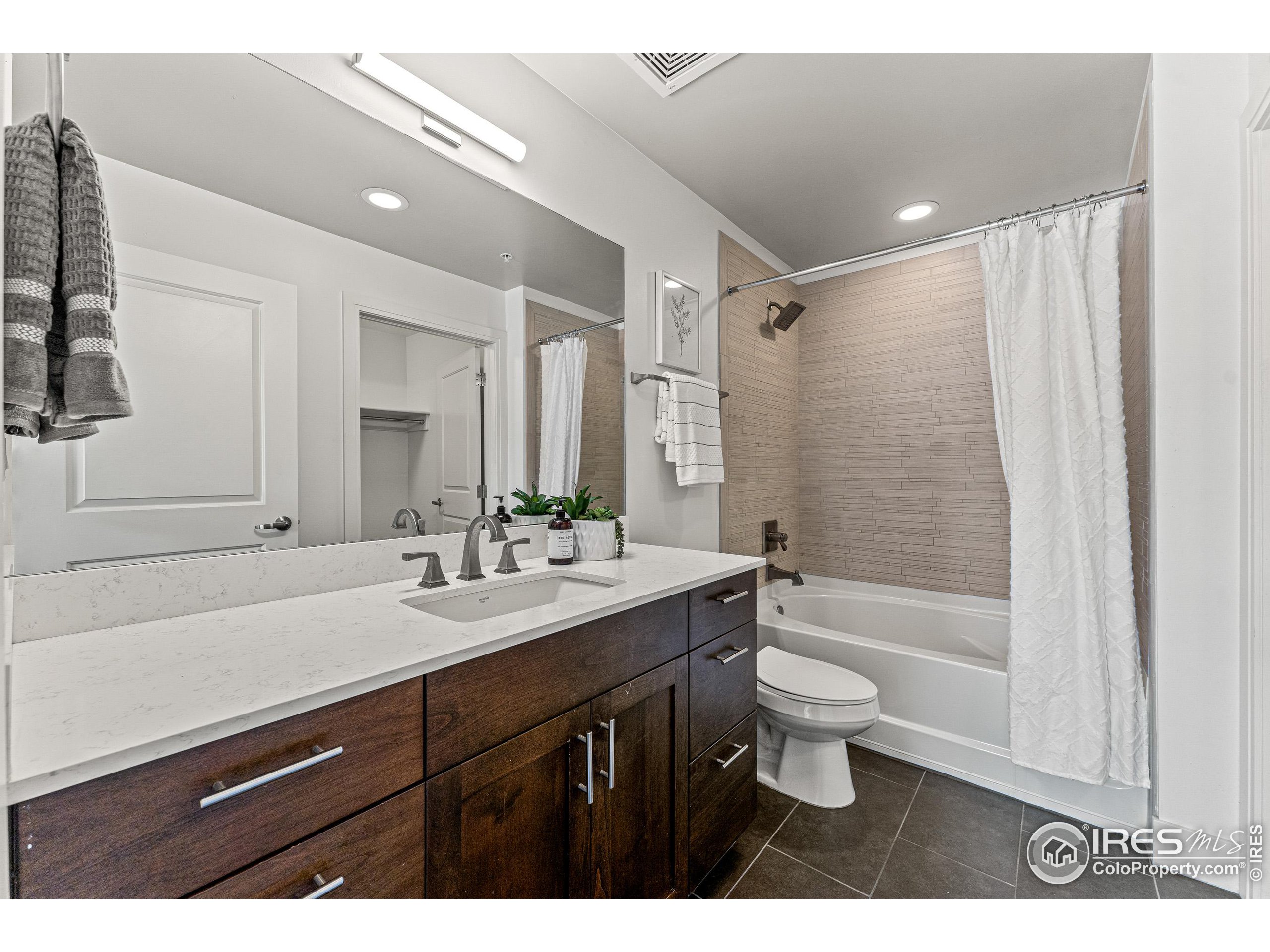 3301 Arapahoe Ave Unit: 422