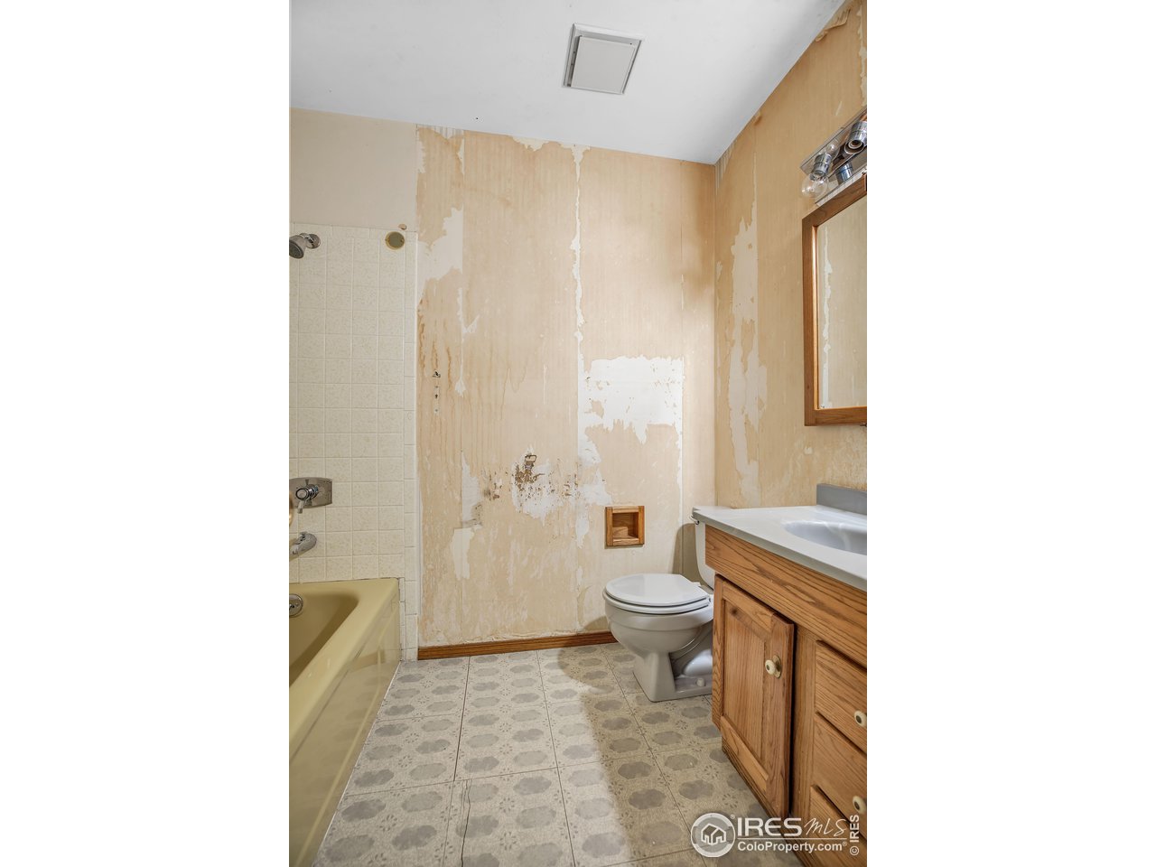 592 Blackhawk Rd