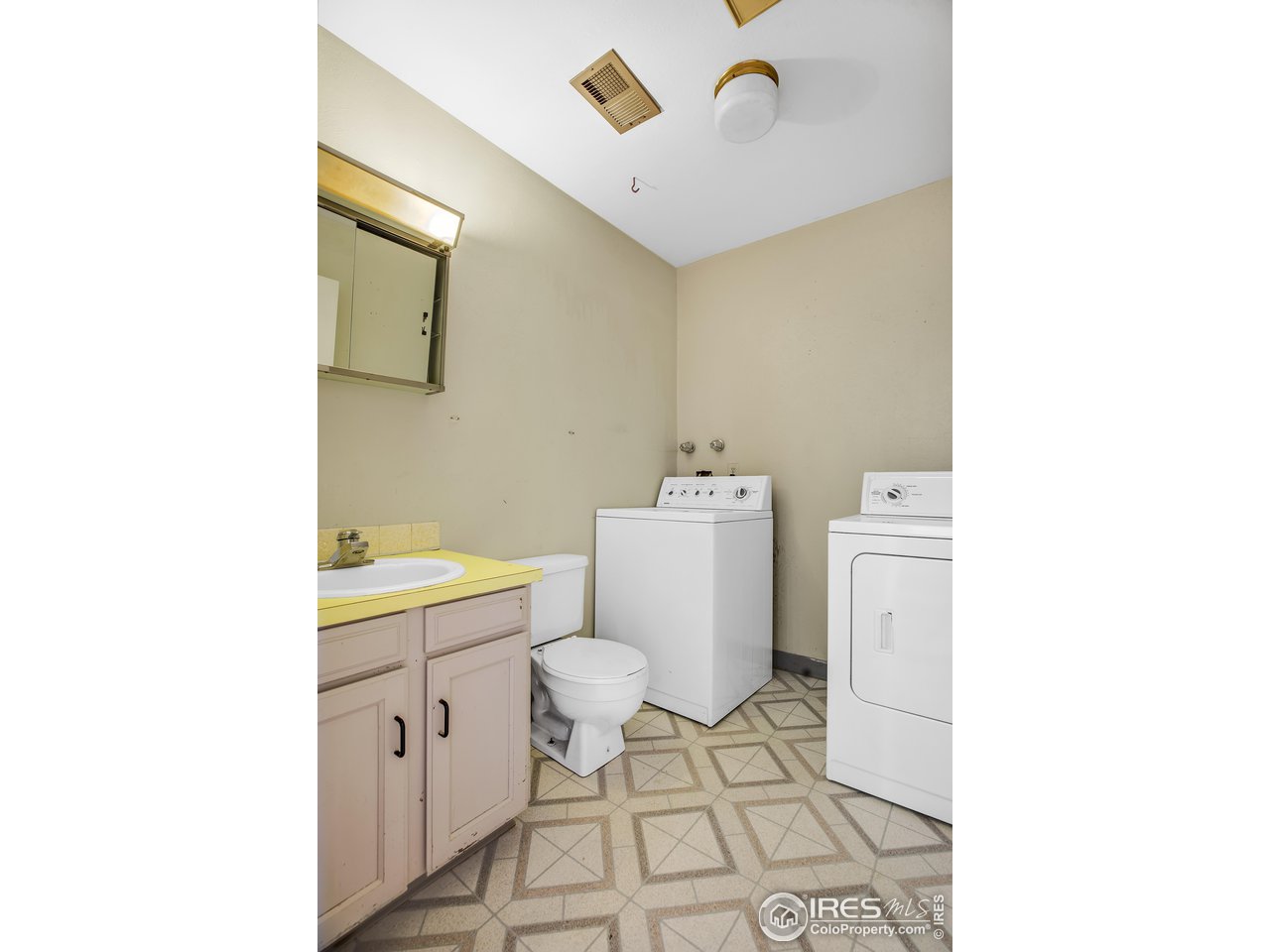 592 Blackhawk Rd