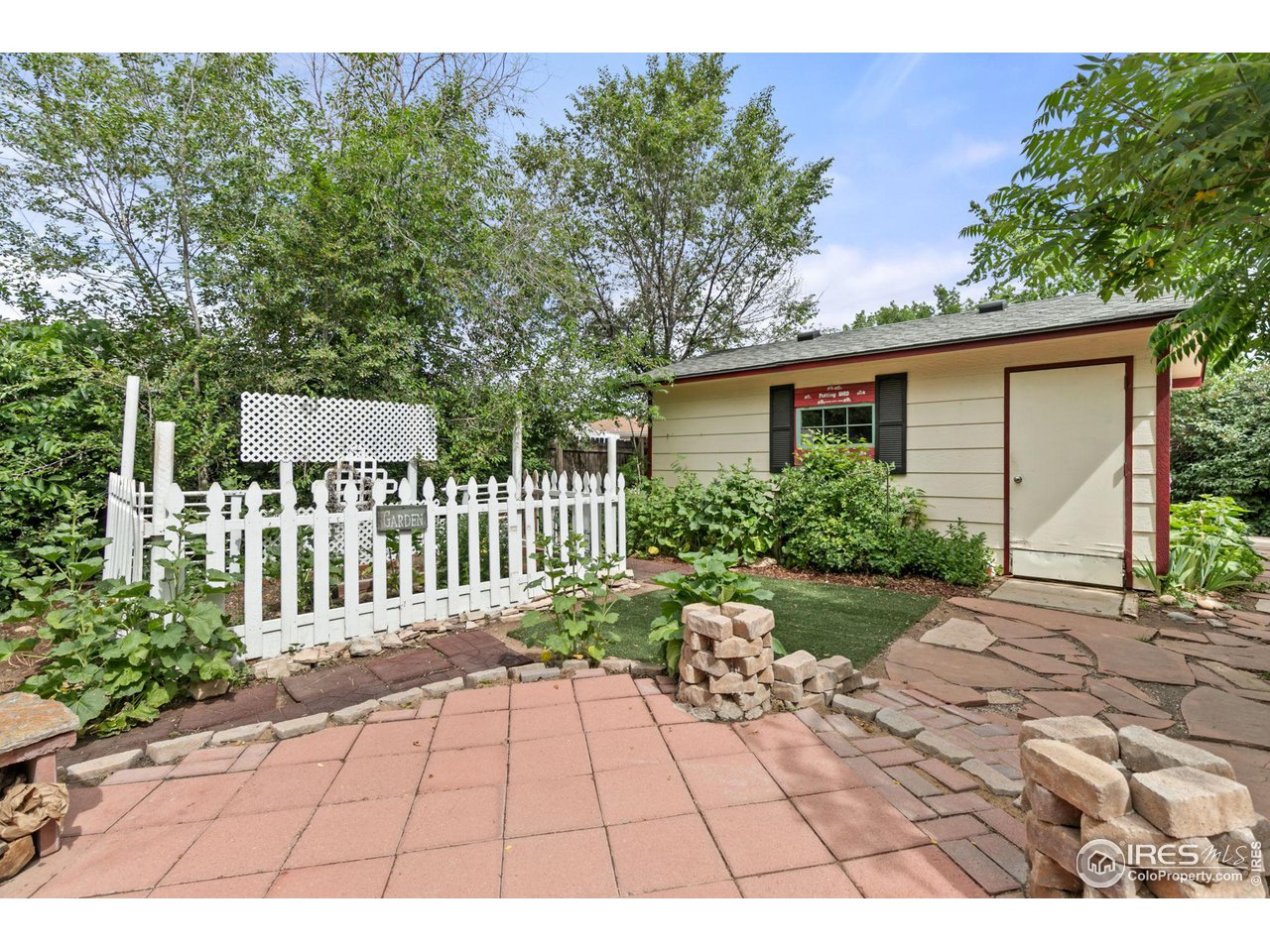 590 Pine Dr