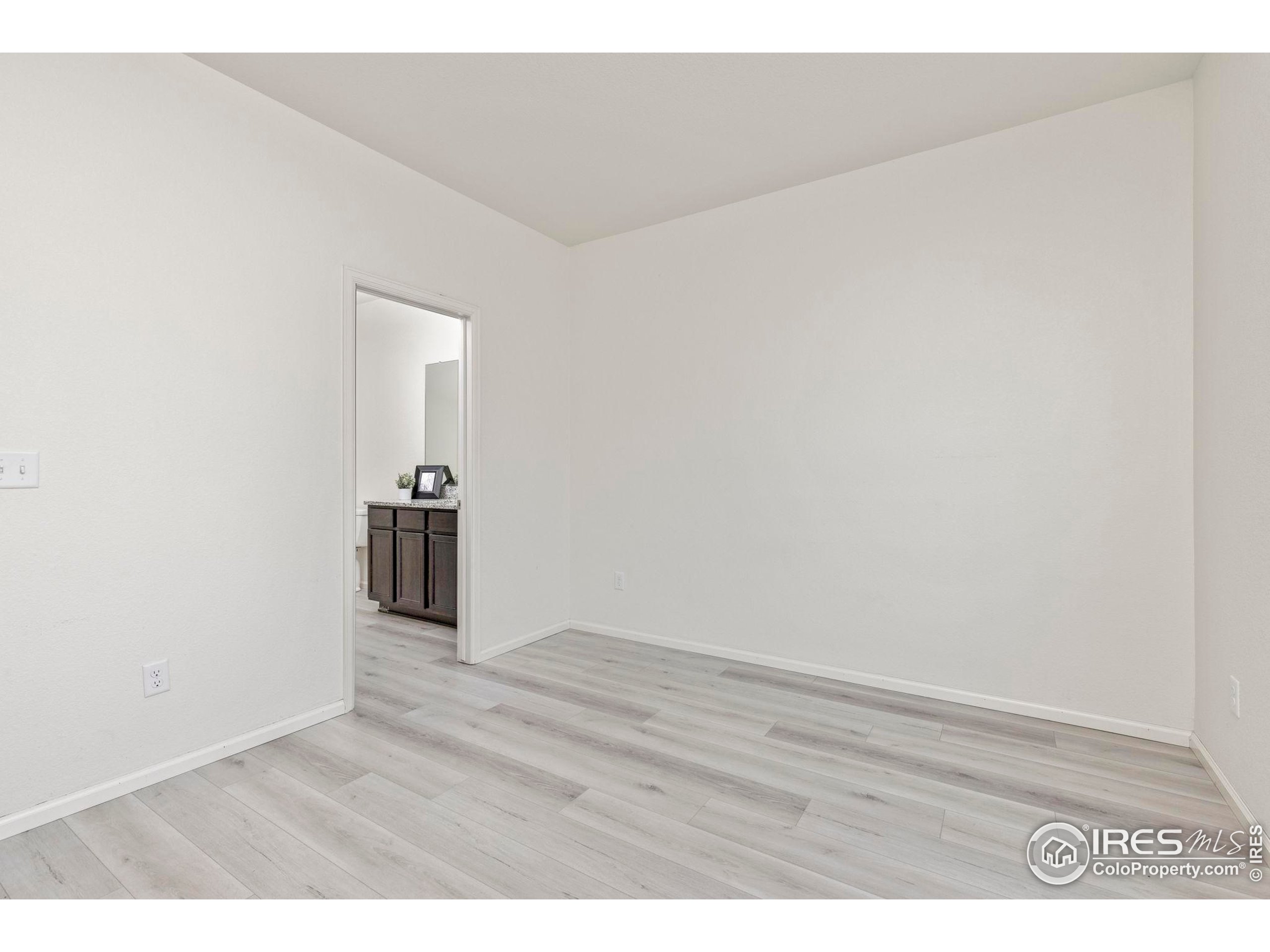 993 Cascade Falls St