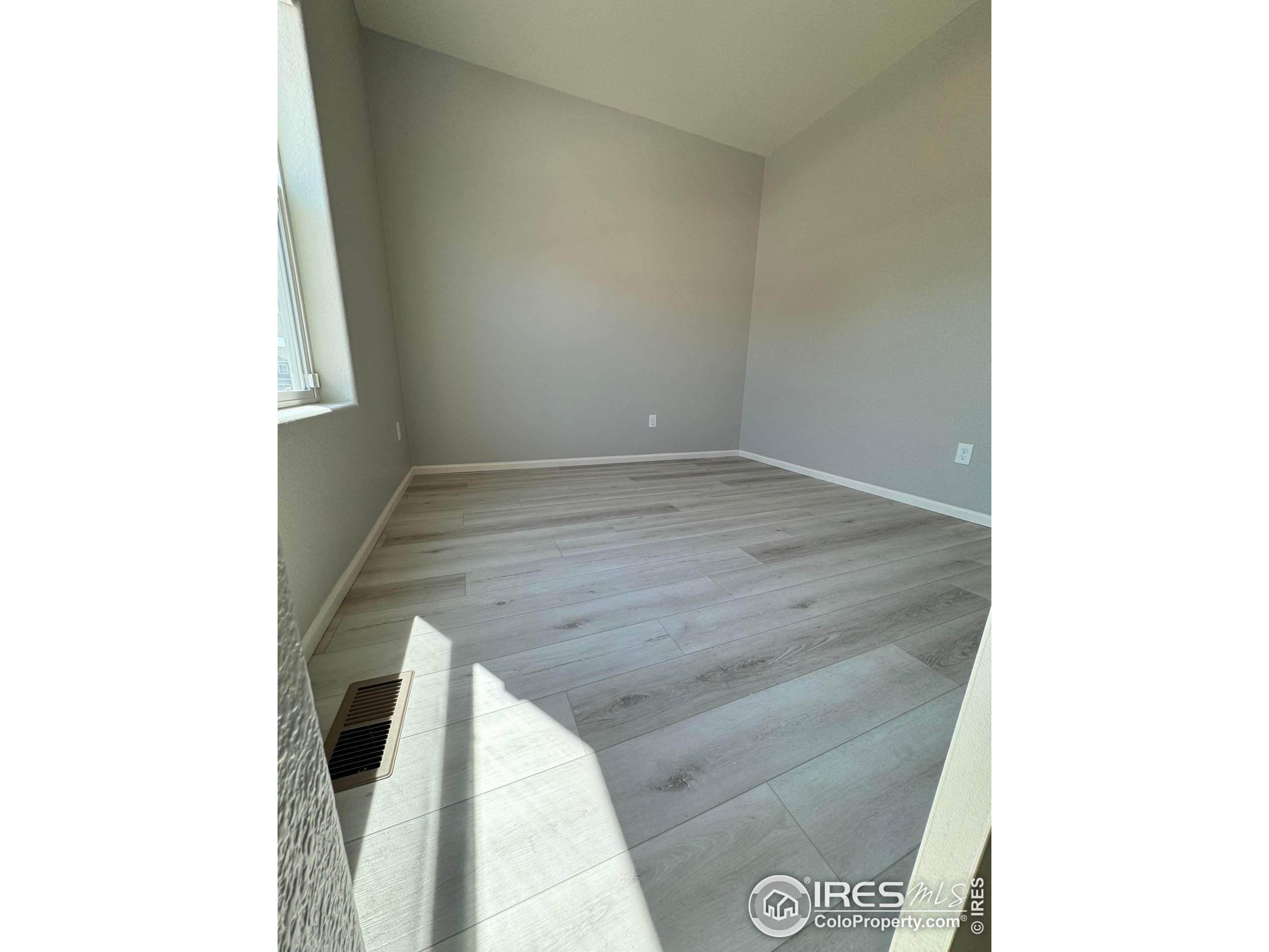 993 Cascade Falls St