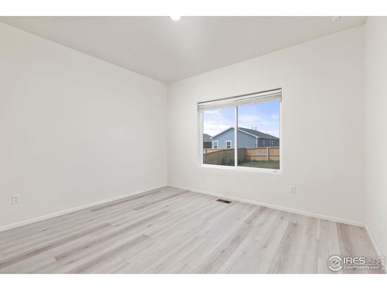 993 Cascade Falls St