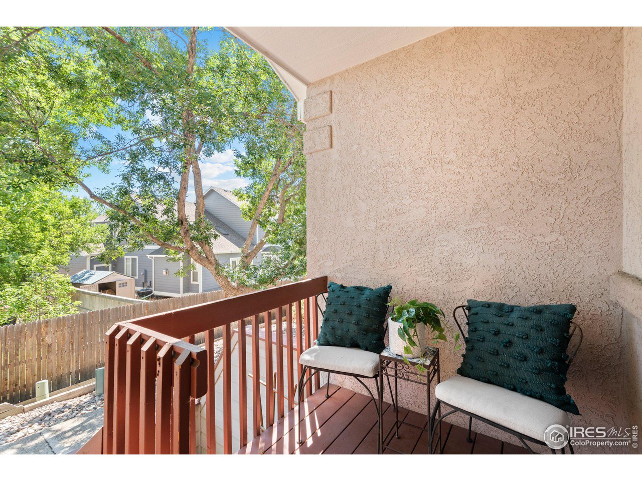 590 Ridgeview Dr