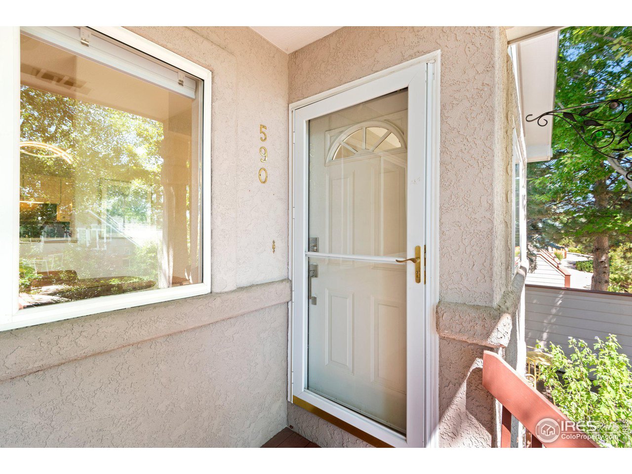 590 Ridgeview Dr