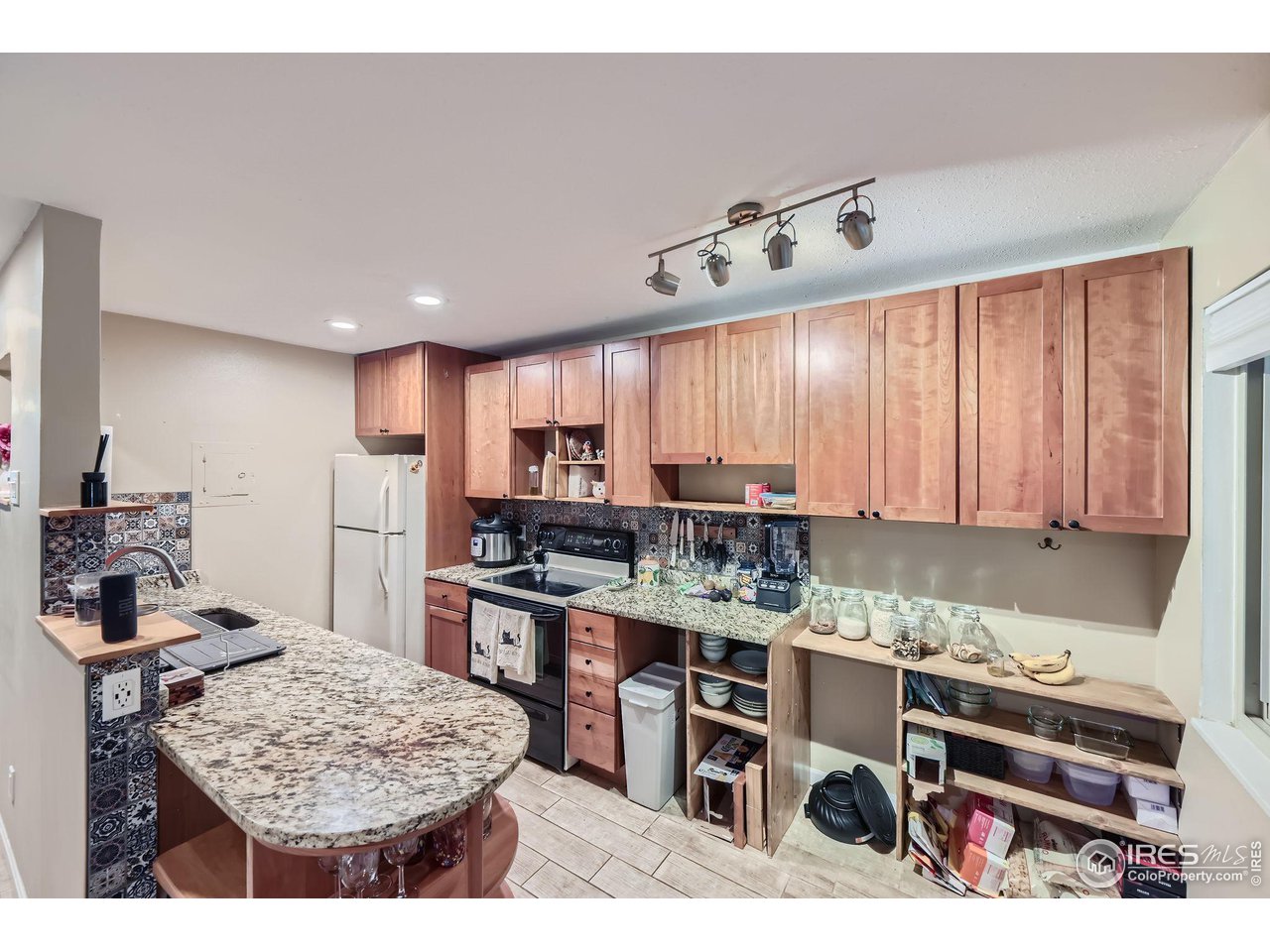 3393 Madison Ave W129