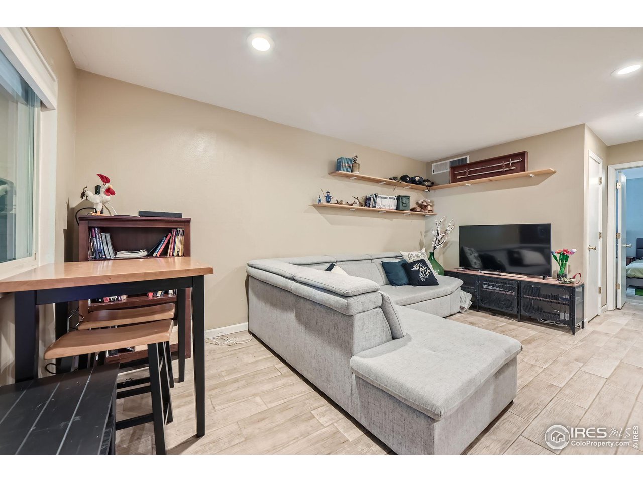3393 Madison Ave W129