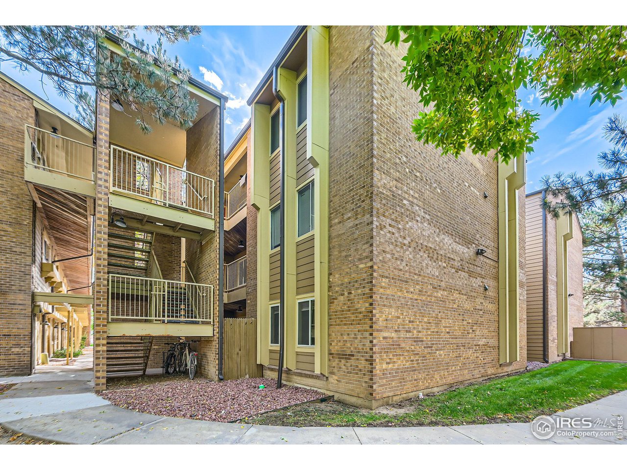 3393 Madison Ave W129