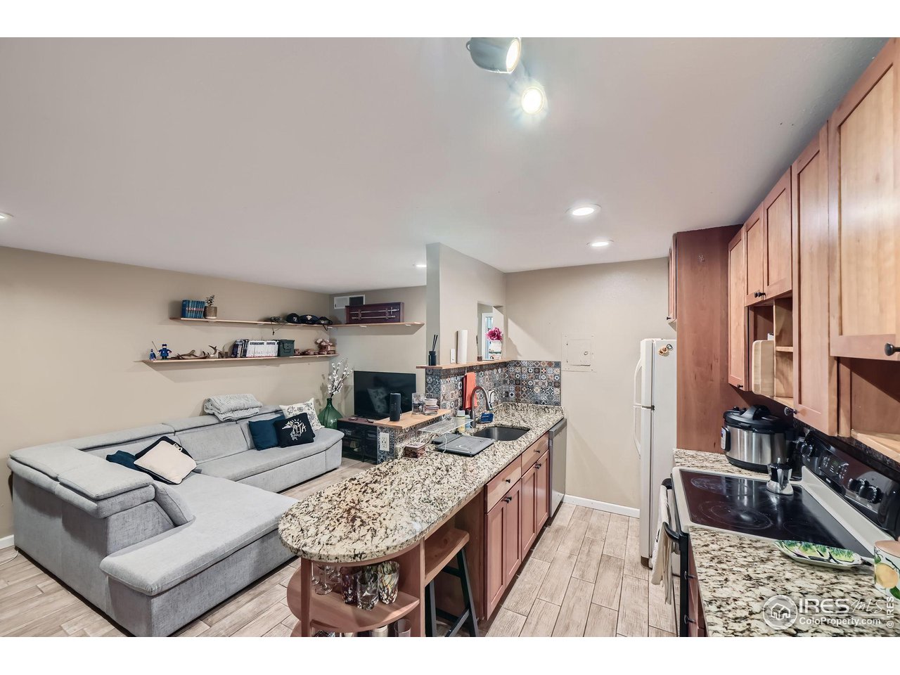 3393 Madison Ave W129