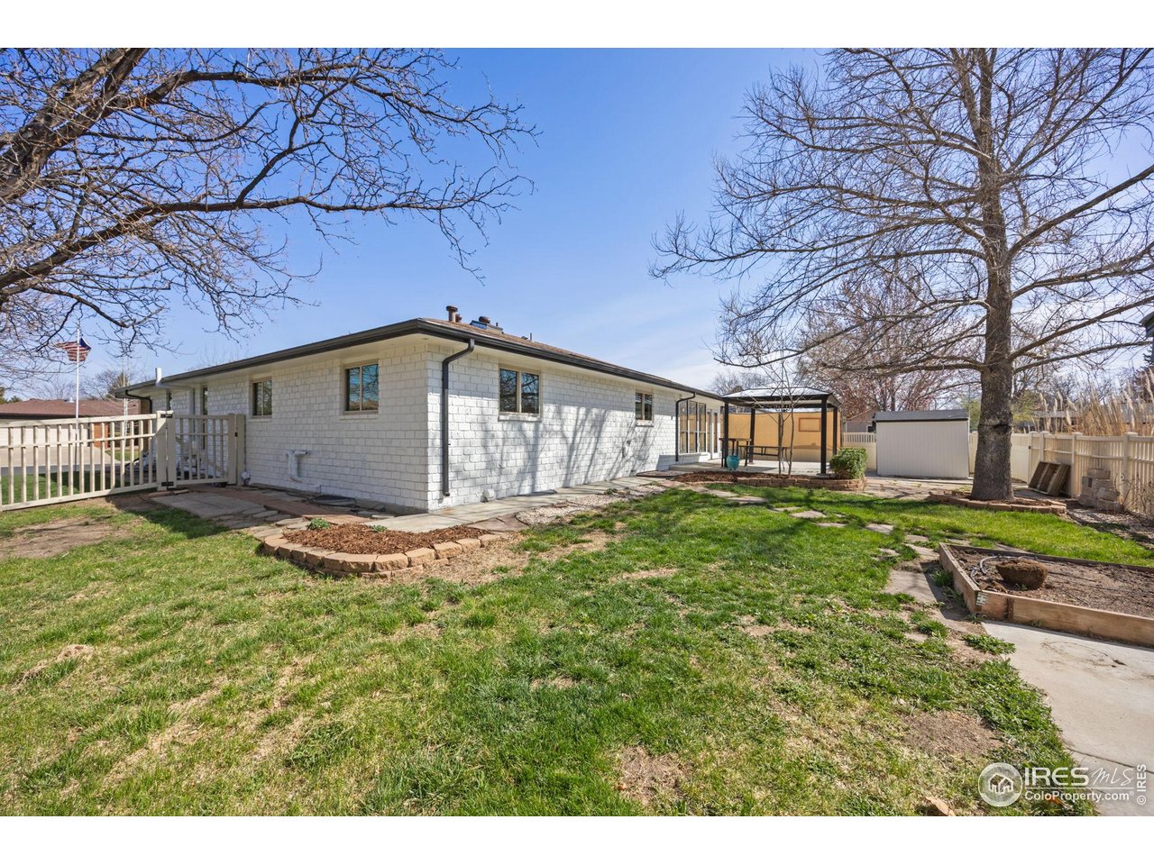 1643 Vivian St