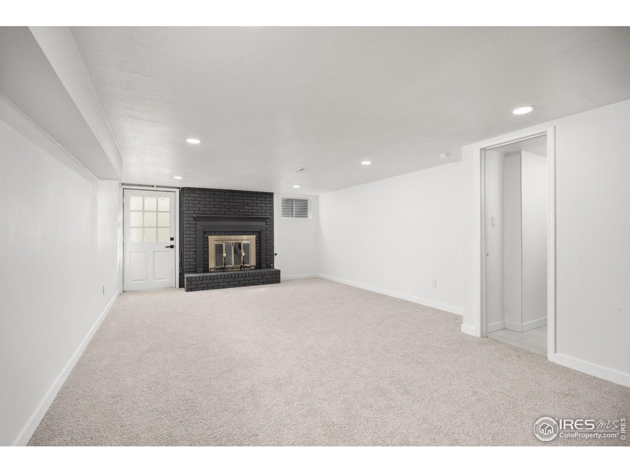 1643 Vivian St