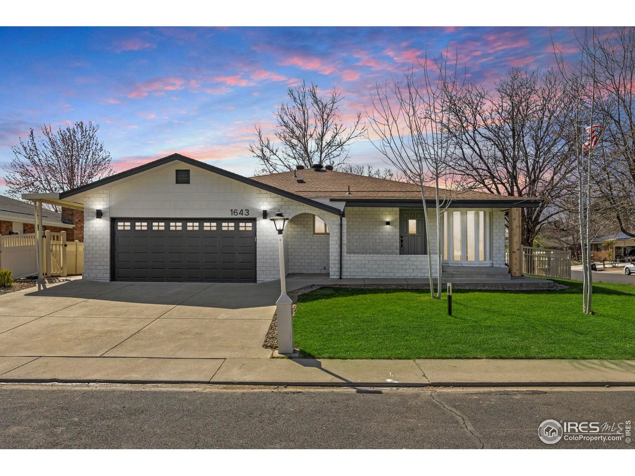 1643 Vivian St