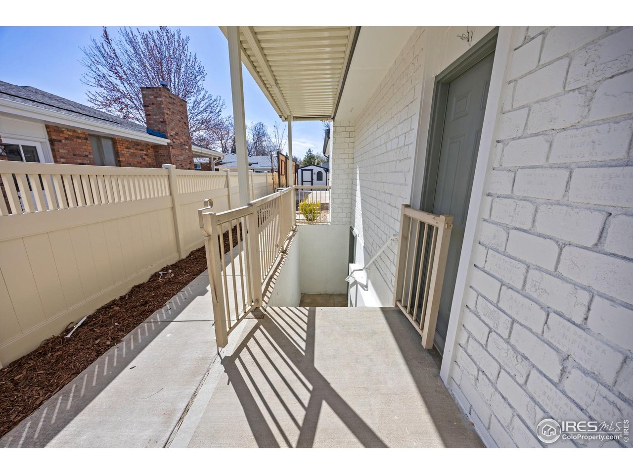 1643 Vivian St