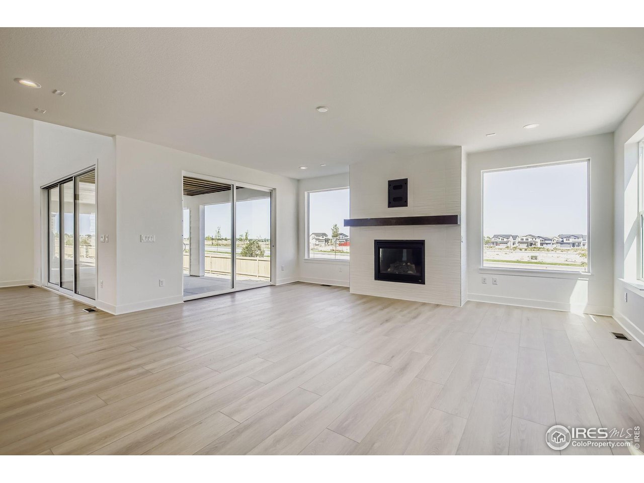 3136 Westcliff Dr