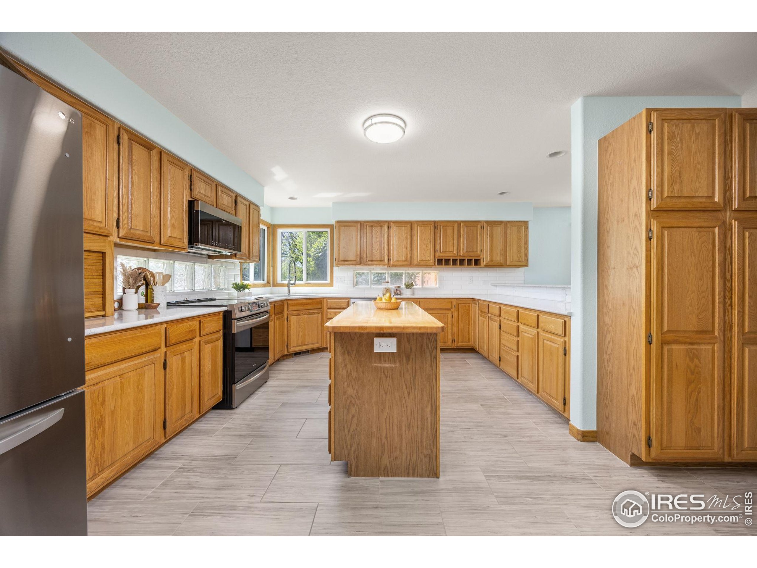 2437 Maplewood Cir E