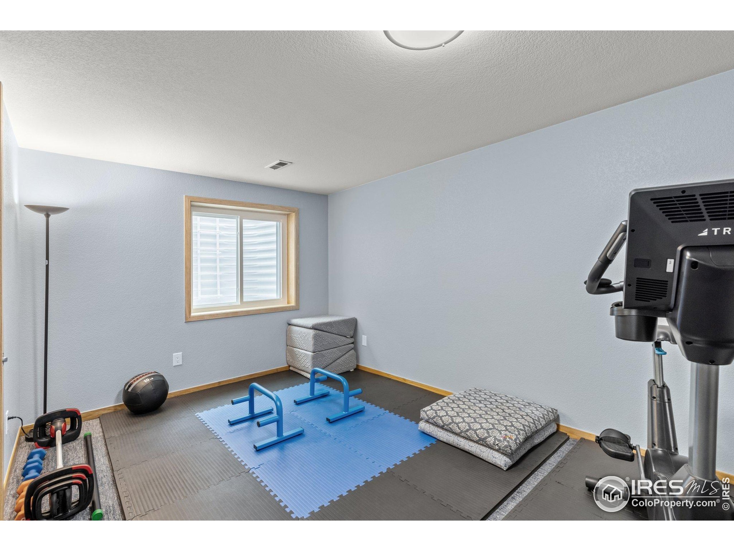 2437 Maplewood Cir E