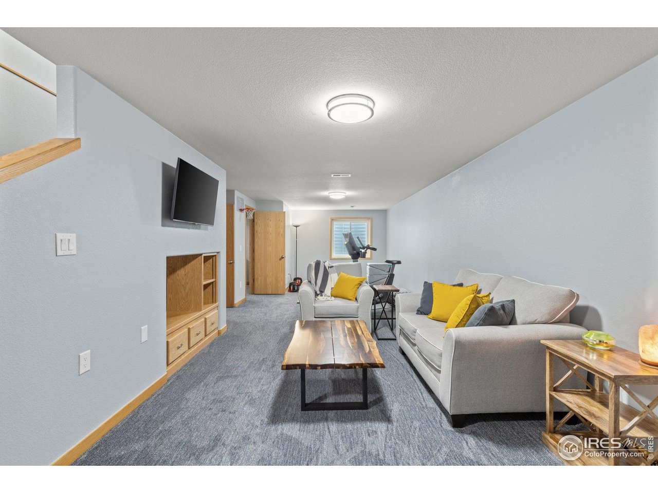 2437 Maplewood Cir E