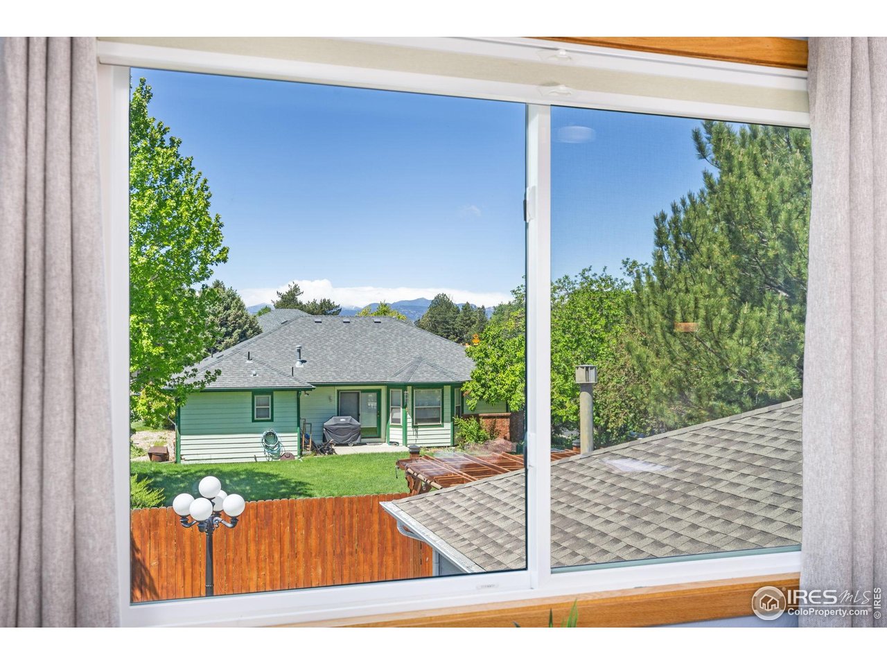 2437 Maplewood Cir E