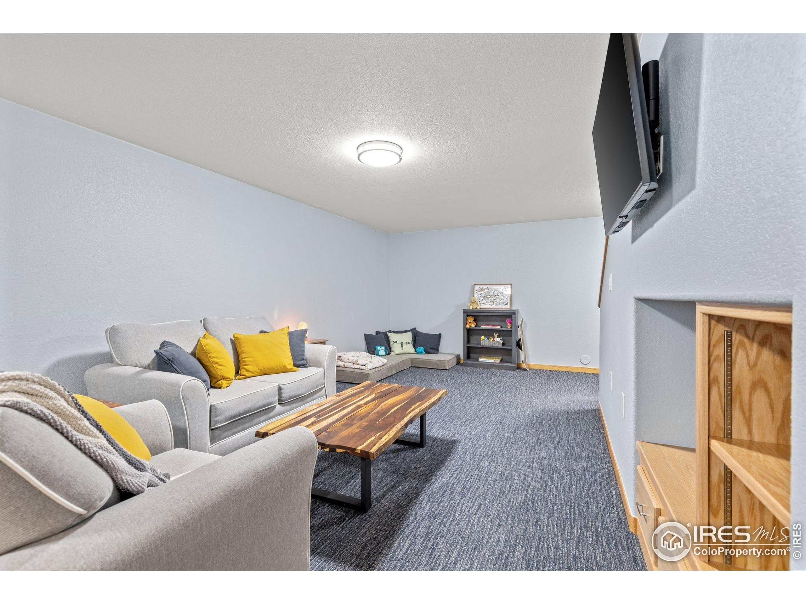 2437 Maplewood Cir E