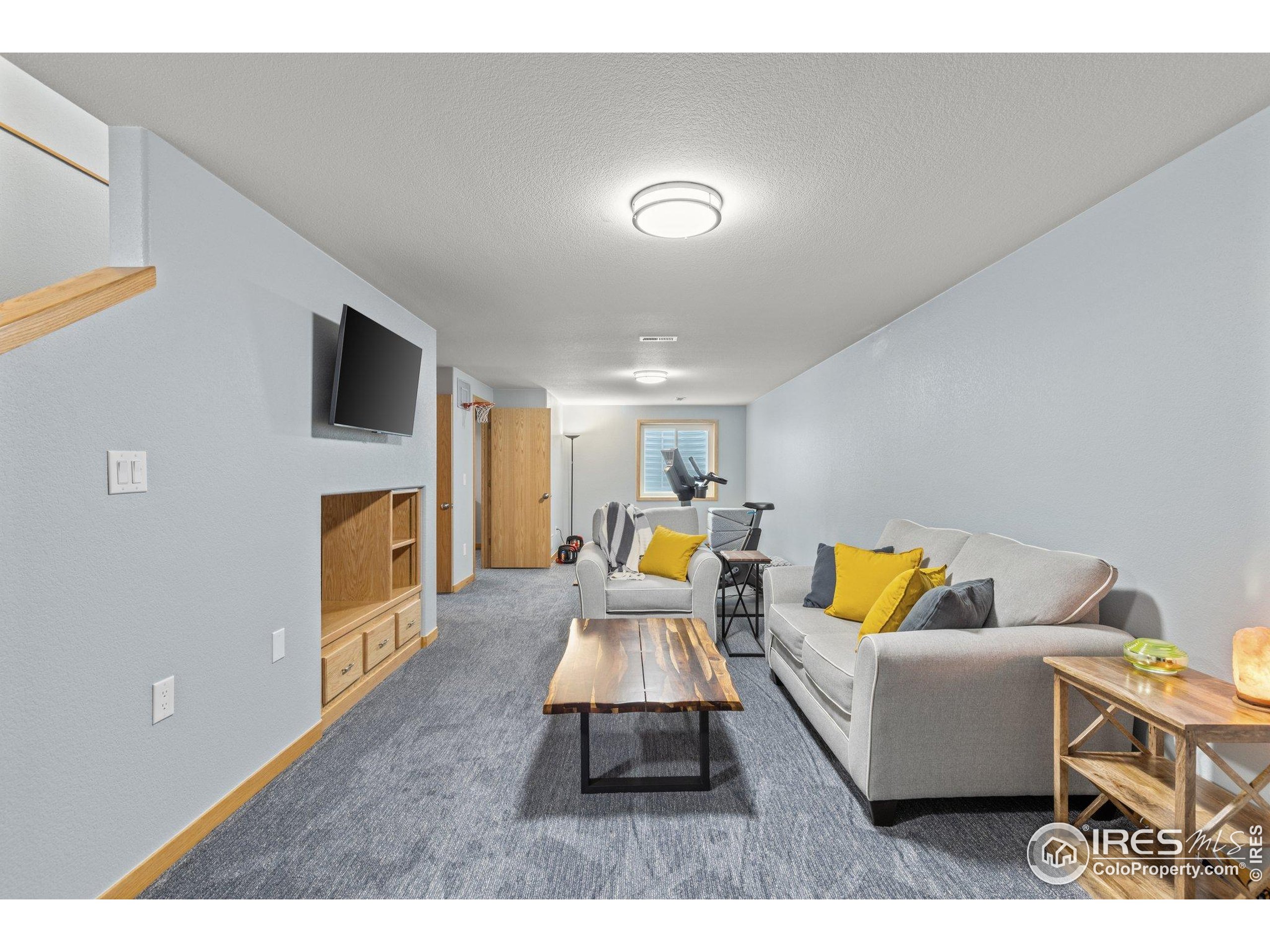 2437 Maplewood Cir E