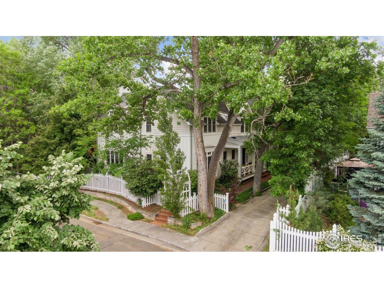 877 Racquet Ln