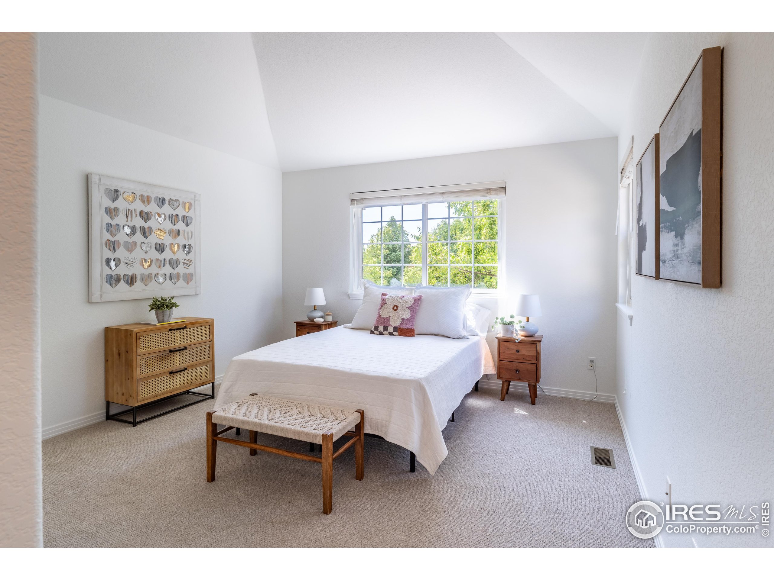 211 Rockview Dr