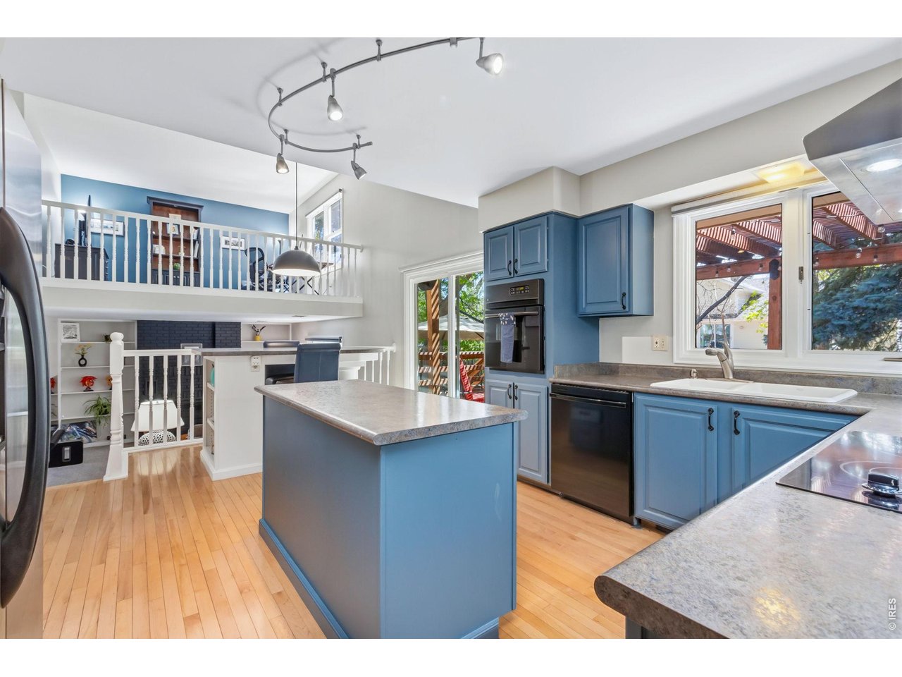 1121 Mansfield Dr