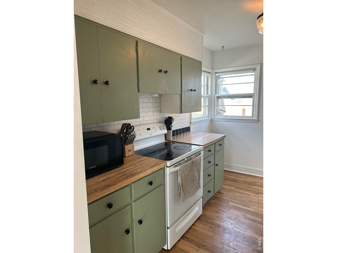 2443 Mountain View Dr