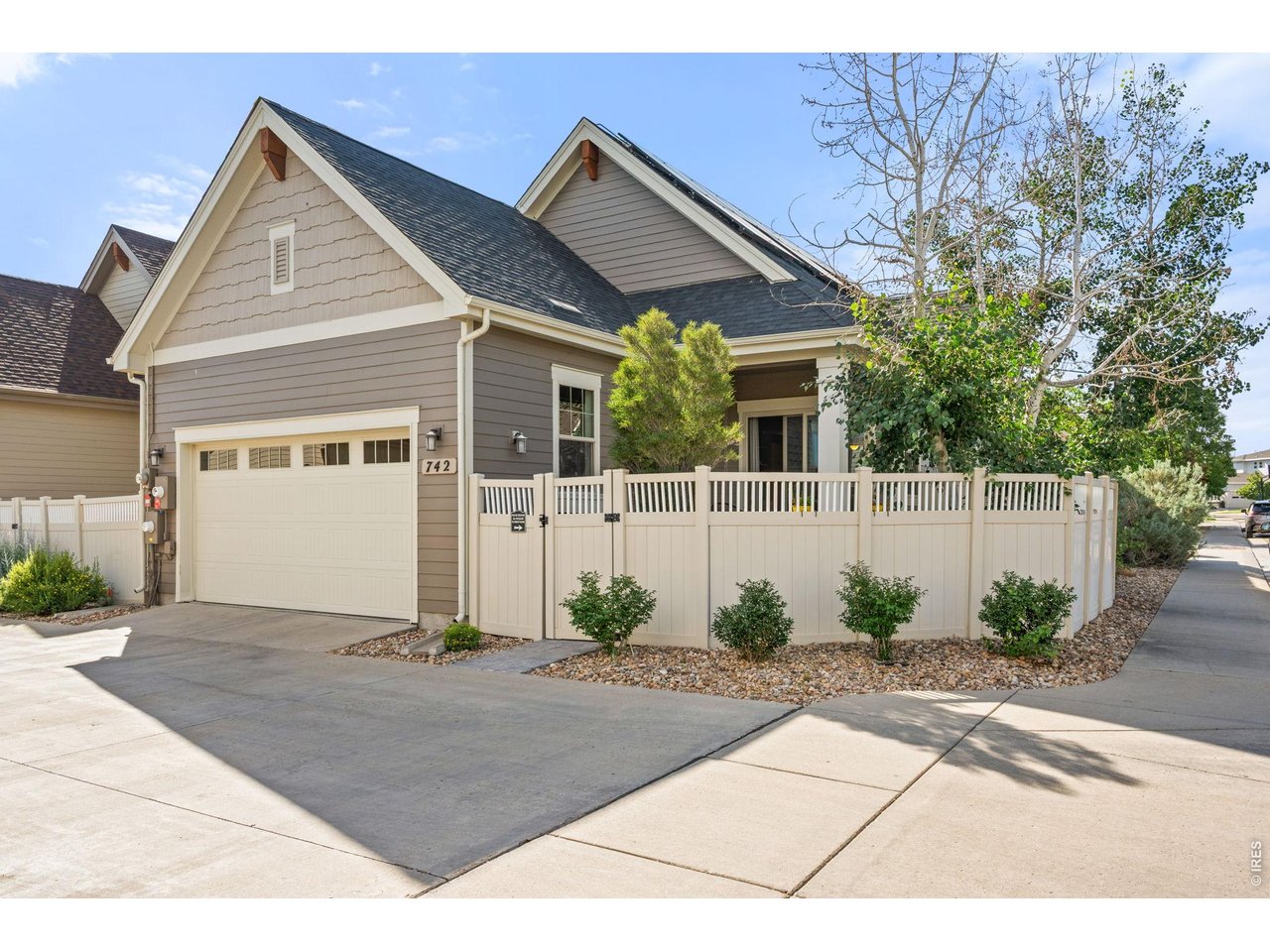 742 Meadowlark Ln