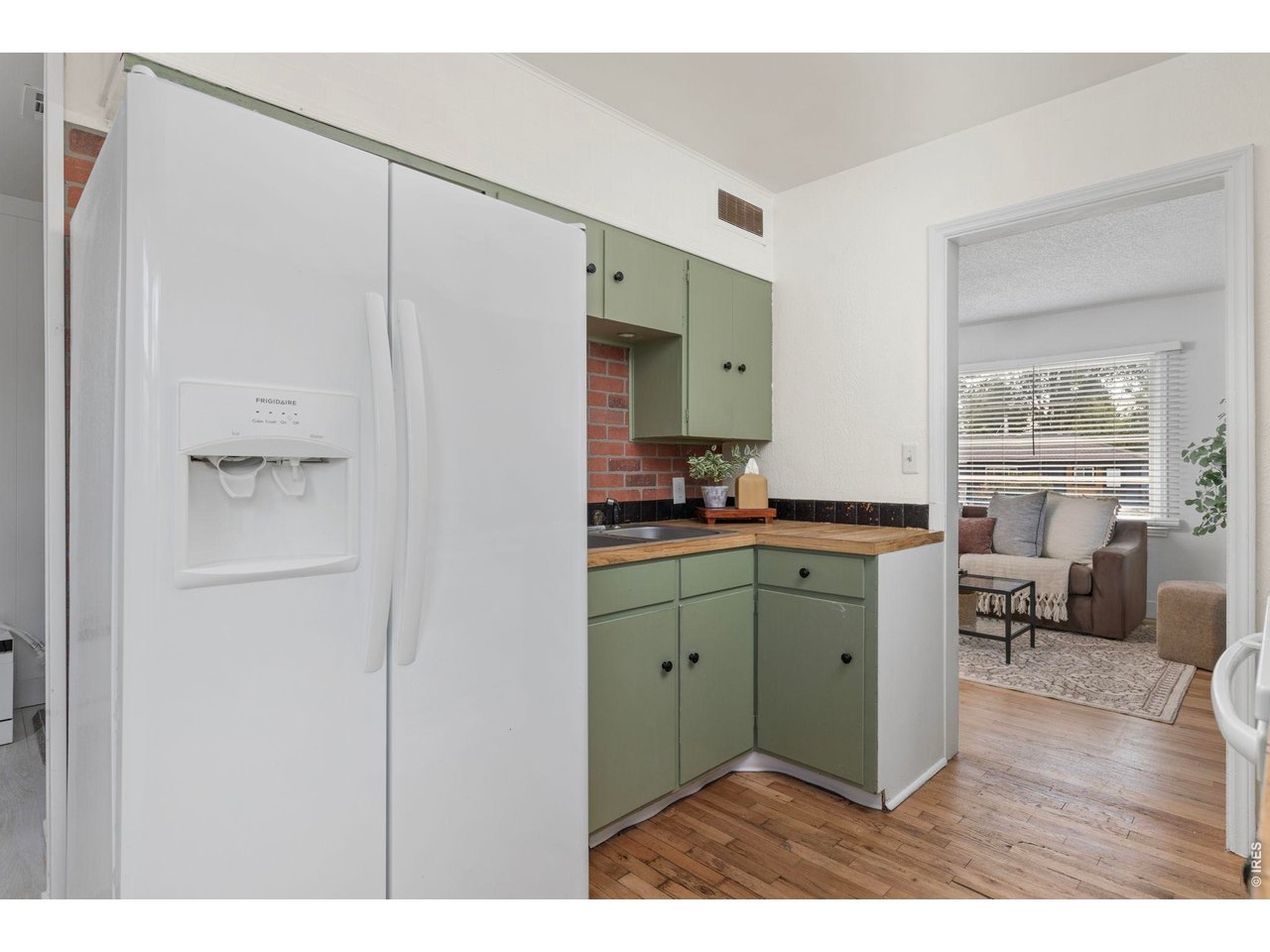 2443 Mountain View Dr