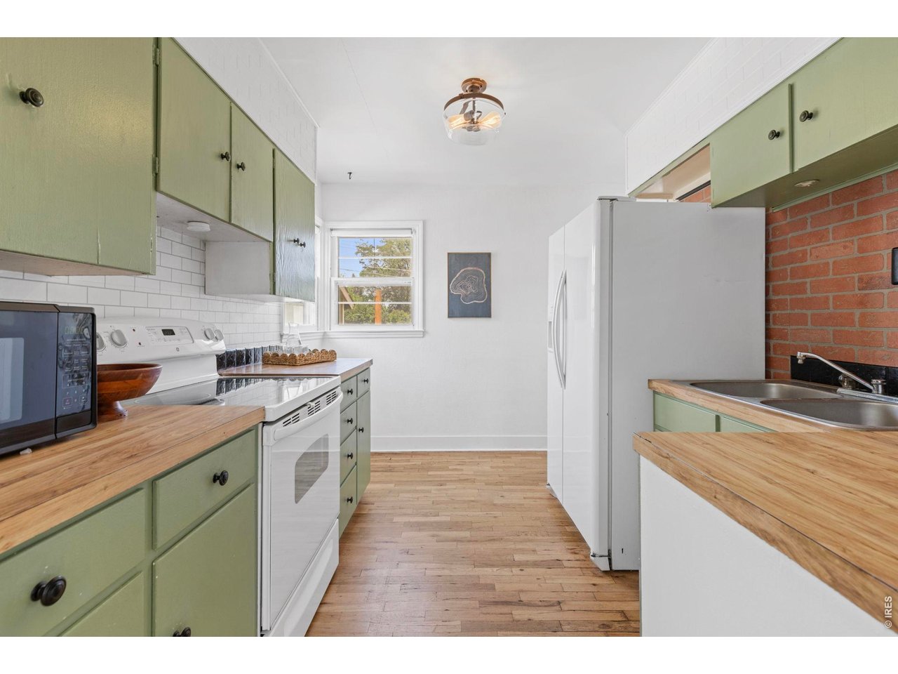 2443 Mountain View Dr