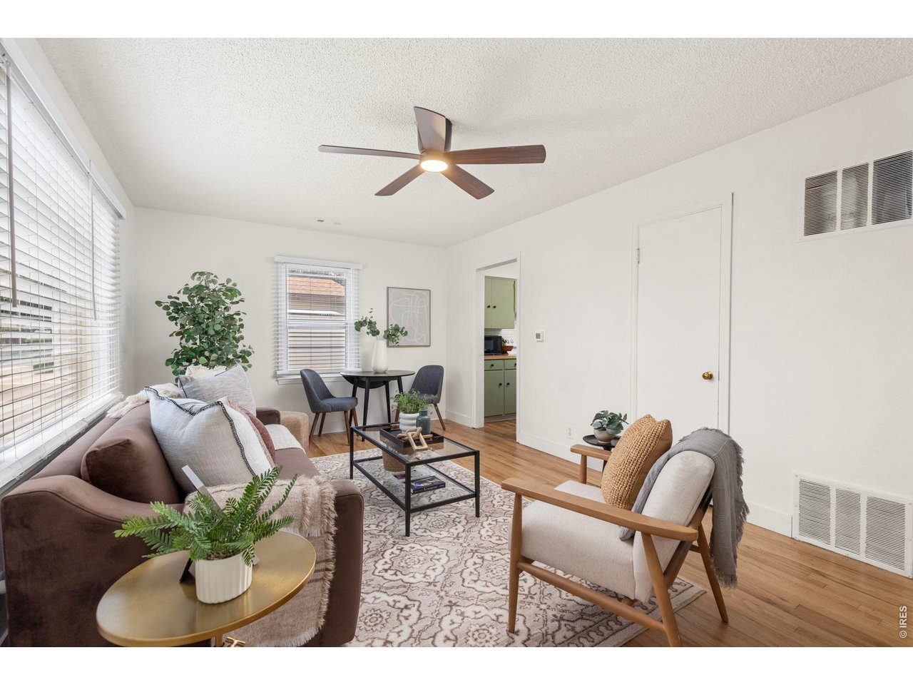 2443 Mountain View Dr